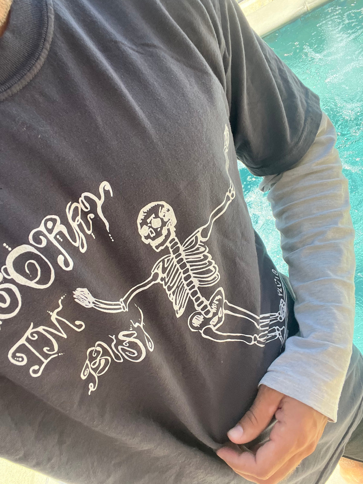 GRAPHITE “HANG TEN” TEE